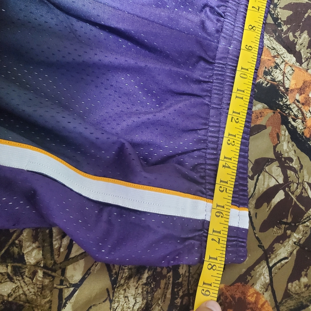 Mitchell & Ness LA Lakers Basketball Shorts - Picture 15 of 16
